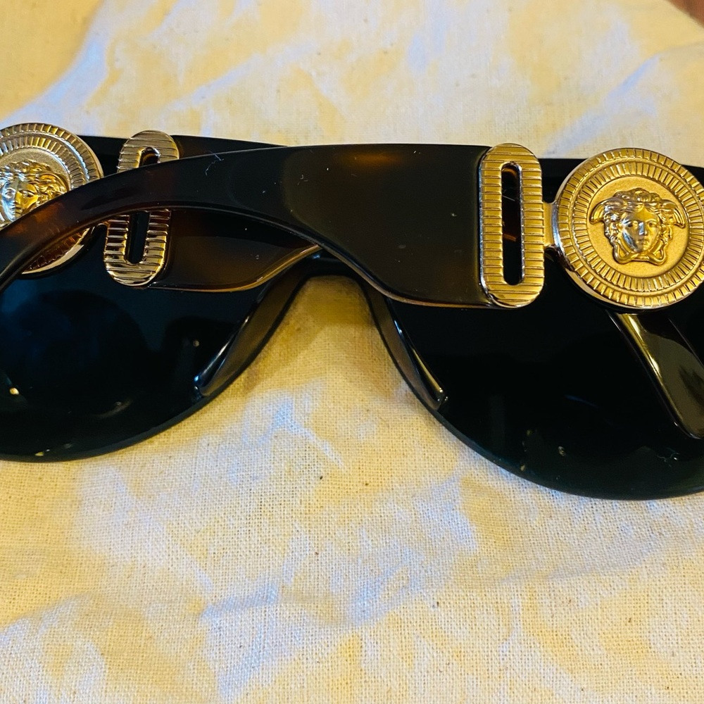 Versace sunglasses model VE 4391. box is not  included. 

Price is negotiable